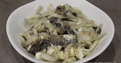 Салат с кальмарами, шампиньонами и яйцами рецепт