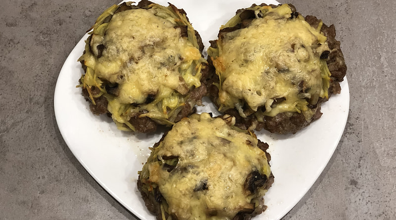 Бифштексы из фарша с картошкой, грибами и сыром в духовке рецепт