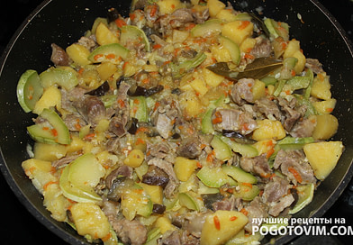 Тушеная картошка с куриными желудками и овощами рецепт