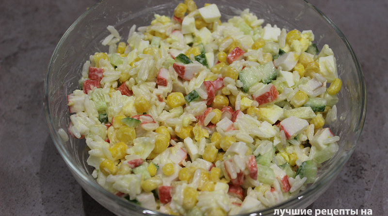 Салат с крабовыми палочками с кукурузой и рисом рецепт