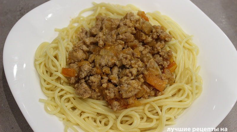 Спагетти с фаршем и помидорами Рецепт