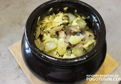Картошка в горшочках со свининой, шампиньонами и соленым огурцом рецепт