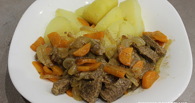 Тушеная нежная говядина с морковью и луком Рецепт