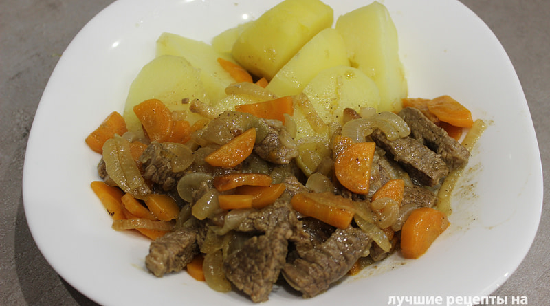 Тушеная нежная говядина с морковью и луком Рецепт