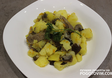 Тушеная картошка в сковороде со свининой и грибами рецепт